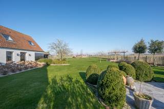 Deze karaktervolle woning is gelegen op een royaal perceel van 5.460 m² en biedt adembenemende zichten op het uitgestrekte polderlandschap van Knokke.<br /><br />Indeling hoofdwoning : <br />Inkomhal met gastentoilet. De ruime en lichtrijke leef- en eetruimte met gashaard biedt directe toegang tot het terras en de zuidwestgerichte tuin. De open, volledig uitgeruste keuken met ontbijteiland kijkt uit op de omliggende natuur. Aansluitend aan de leefruimte bevindt zich een gezellige veranda, momenteel ingericht als bureauruimte.<br />Op de eerste verdieping vindt u een masterbedroom met en-suite badkamer (bad, lavabo en toilet), drie bijkomende slaapkamers en een aparte douchekamer (douche, lavabo en toilet).<br />De woning beschikt tevens over een inpandige garage met plaats voor twee wagens, gecombineerd met een wasplaats.<br /><br />Aparte atelierwoning:<br />Een volledig aparte en smaakvol ingerichte woonunit met ruime leefruimte, open keuken en eetgedeelte, eveneens met zicht op de polders. Op de verdieping bevinden zich twee volwaardige slaapkamers, elk met een eigen douchekamer en toilet.<br /><br /> Meerdere parkeerplaatsen voor de woning.