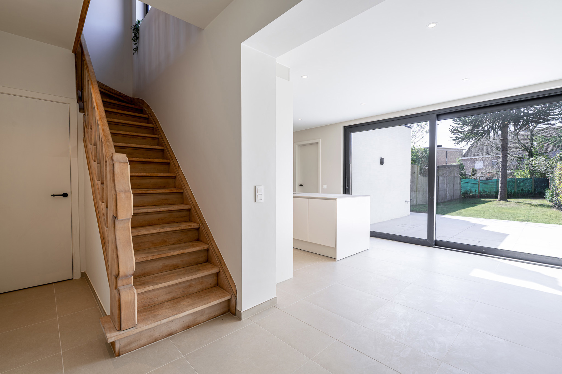 Hoogwaardig gerenoveerde woning met zongerichte tuin - foto 1
