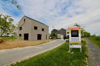 Bouwgronden (nog 5 beschikbaar) voor woningen in een autoluwe verkaveling.Kenmerken:- Bouwgronden voor halfopen en gesloten bebouwing.- Maximaal twee...