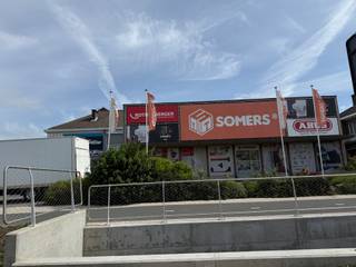Emplacement exceptionnel en bord de la très fréquentée Woluwelaan à Machelen. Ce bâtiment multifonctionnel offre de nombreuses possibilités aux entreprises à la recherche d'un établissement bien accessible et bien visible.<br /><br />Le bien comprend :<br />• Bâtiment principal : ± 1.600 m²<br />• Entrepôt : 320 m²<br />• Parking : 380 m²<br />• Surface totale : ± 2.300 m²<br /><br />Le bâtiment est partiellement à rénover, ce qui offre la possibilité d'aménager le bien entièrement selon vos besoins et votre identité visuelle.<br />Loyer : 18.000 € / mois<br />Prix de vente : sur demande<br /><br />Intéressé(e) ou besoin de plus d'informations ? N'hésitez pas à nous contacter au 02.462.32.00.