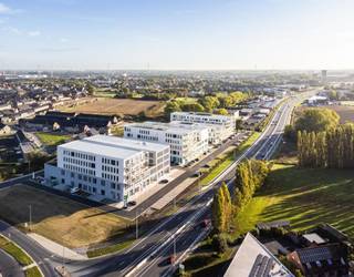Deze kantoorruimte is gelegen in R.Plaza. R Plaza is een modern kantoren- en handelscomplex in Roeselare, langs de Rijksweg / Koestraat, vlak bij...
