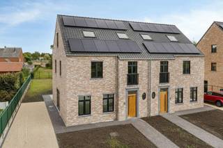 Deze pas gebouwde halfopen bebouwing is volledig instapklaar en afgewerkt met oog voor detail. De woning beschikt over een lichtrijke leefruimte met open keuken, een aangenaam terras en een praktische oprit. Dankzij de energiezuinige technieken en goede isolatie woon je hier comfortabel met lage verbruikskosten. Een eigentijdse woning die klaar is om meteen in te wonen. <br />Heeft u interesse? Stuur dan een mailtje naar ritchie@immolynn.be<br />PRIJS EXCLUSIEF BTW