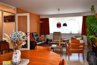 <p><span>Gelegen in het hart van Deurne, biedt dit appartement 's gebouw/opbrengst eigendom een ideale combinatie van comfort en functionaliteit. Met een royale bewoonbare oppervlakte onderverdeeld in </span><span>2 appartementen en 2 garages, garage 1: 24m ², garage 2 : 85 m ². Eerste en tweede' verdieping telkens een appartement ( 90 m ² ) met living, keuken, 2 slaapkamers, badkamer, apart toilet en terras van 10m ². Tuin: 80 m ²</span><span> , biedt dit gebouw vier ruime slaapkamers en twee goed uitgeruste badkamers. Perfect voor gezinnen die op zoek zijn naar ruimte en privacy.</span></p><p><span> </span></p><p><span>Zowel appartement op eerste en tweede verdieping zijn uitegrust met ruim zuid georiënteerd terras. </span></p><p><span> </span></p><p><span>De woonruimte straalt gezelligheid uit met een prachtig ingerichte woonkamer die baadt in natuurlijk licht, dankzij de grote ramen. De keuken is praktisch uitgerust en beschikt over voldoende opbergruimte, ideaal voor het bereiden van heerlijke maaltijden.</span></p><p><span> </span></p><p><span>Een van de unieke verkoopargumenten van deze opbrengst eigendom zijn een ruim magazijn 78 m² en een aparte garage 24 m², die niet alleen parkeergelegenheid bieden, maar ook extra opslagruimte. Verder hebben we een fraai onderhouden tuin, die een groene oase creëert voor ontspanning of gezellige avonden met vrienden en familie.</span></p><p><span> </span></p><p><span>De slaapkamers zijn ruim en comfortabel, elk voorzien van voldoende kastruimte. De badkamers zijn modern en functioneel, met dubbele wastafels voor extra gemak op drukke ochtenden.</span></p><p><span> </span></p><p><span>Totale huuropbrengst circa 2007.15 euro/mnd. Bouwjaar kadastrale legger 2001 = geen asbest attest nodig.</span></p><p><span> </span></p><p><span>Met zijn centrale ligging biedt deze woning gemakkelijke toegang tot lokale winkels, scholen en openbaar vervoer. Een perfecte balans tussen stedelijk wonen en landelijke rust. Mis deze unieke kans niet om eigenaar te worden van dit prachtige pand in een gewilde buurt!</span></p><p><span> </span></p><p><span> </span></p>