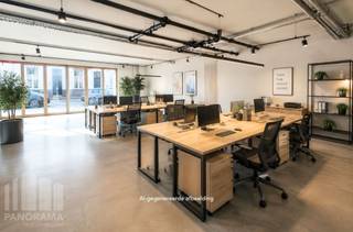 Fenomenaal gelegen nieuwbouw <strong>kantoorruimte/handelspand</strong> met een oppervlakte van 129 m²<strong> </strong>te koop aan het Handelsdok, een absolute <strong>toplocatie in Gent</strong>.<br />De ligging biedt een uitstekende zichtbaarheid en bereikbaarheid, met de nabijheid van de<strong> R40 </strong>die zorgt voor een onmiddellijke verbinding naar de Land van Waaslaan (<strong>N70</strong>). Dit pand bevindt zich bovendien op slechts een kilometer van het <strong>station Gent Dampoort</strong>.<br /><br />De casco ruimte is gelegen op het gelijkvloers van het kleinschalige en moderne project "<strong>Dockside Gardens</strong>", dat bekend staat om zijn architecturale uitstraling en kwaliteitsvolle afwerking. Het project biedt niet alleen kantoorruimte, maar ook gemeenschappelijke groene zones en (overdekte) parkeermogelijkheden.<br />Deze lichtrijke kantoor- of handelsruimte geniet van veel natuurlijk licht dankzij de grote raampartijen, en heeft een privatieve ingang die voor extra comfort en exclusiviteit zorgt. Naast de 129 m² zijn er nog twee <strong>andere units beschikbaar </strong>met oppervlaktes van respectievelijk 91 m² en 120 m², wat flexibiliteit biedt voor verschillende noden en budgetten.<br /><br />Contacteer dan<strong> PANORAMA B2B GENT KANTOREN</strong> voor meer inlichtingen, gedetailleerde plannen of om een vrijblijvend plaatsbezoek in te plannen via het nummer<strong> 0477 44 39 30</strong>.