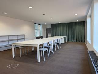 Op zoek naar een <strong>kantoorruimte</strong> die meer biedt dan alleen vier muren? Deze <strong>open werkruimte van ca. 70 m²</strong> laat toe om <strong>meerdere werkeilanden</strong> te creëren.<br />Het kantoor bevindt zich <strong>binnen een</strong> <strong>levendige coworkingomgeving</strong>.<br />Dankzij de <strong>aanwezigheid van andere professionals</strong> in het gebouw geniet u van een <strong>inspirerende werkomgeving</strong> met <strong>tal van mogelijkheden</strong> om uw netwerk uit te breiden.<br /><br />De ruimte zelf beschikt heeft <strong>veel natuurlijke lichtinval</strong>. Verder is er een <strong>kitchenette en sanitair aanwezig</strong>, te delen met één ander kantoor op dezelfde verdieping. <br />Daarnaast profiteert u van <strong>verzorgde gemeenschappelijke voorzieningen</strong> <strong>die professioneel worden onderhouden</strong>.<br /><br /><u><strong>Kosten:</strong></u><br /><strong>Gemeenschappelijke kosten</strong>: forfait van €70/maand, inclusief <strong>gas</strong>- en<strong> water</strong>verbruik en <strong>onderhoud</strong> van de gemene delen + <strong>onderhoud ketel</strong>. <br /><strong>Fiber internet</strong>: €22/maand.<br /><strong>Onroerende voorheffing</strong>: ca. €650/jaar ten laste van de huurder.<br /><br /><strong>Er is een mogelijkheid om bijkomende stockage-/archiefruimte in de kelder bij te huren.</strong>