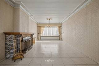 Deze degelijk gebouwde woning, die een opfrissing kan gebruiken, verwelkomt u op het gelijkvloers met een ruime inkomzone die tevens kan dienen...