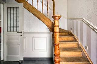 Ontdek deze charmante, gerenoveerde halfopen bebouwing, gelegen aan de Steenweg op Rijkevorsel 65 in Merksplas. De woning geniet van een unieke ligging vlakbij Merksplas Kolonie, omgeven door groen en met een prachtig uitzicht op de achterliggende tuin. Achteraan het perceel bevinden zich bovendien paardenstallen, die makkelijk omgevormd kunnen worden tot een tuinhuis. Bekijk ook zeker de dronebeelden op onze website!<br /><br />Indeling:<br /><br />Gelijkvloers:<br />-Kelder<br />-Inkomhal met apart toilet<br />-Wasplaats<br />-Eetkamer<br />-Keuken<br />-Woonkamer<br /><br />Eerste verdieping:<br />-Slaapkamer 1<br />-Slaapkamer 2<br />-Badkamer met douche, bad en dubbele wastafel<br />-Opbergzolder<br /><br />Tweede verdieping:<br />-Slaapkamer 3 met toilet en wastafel<br /><br />Buiten:<br />-Ruime oprit<br />-Overdekt terras <br />-Zuidgerichte tuin<br />-Paardenstallen<br />-Garagebox<br /><br />Bijzonderheden:<br />-Totaalrenovatie<br />-Geen asbest<br />-Gunstige EPC<br />-Elektriciteit conform<br />-Erfpacht<br /><br />Mis deze kans niet, en plan een bezoek in!<br />0474 34 43 00<br />bart.gerardi@albert.immo<br />www.albert.immo