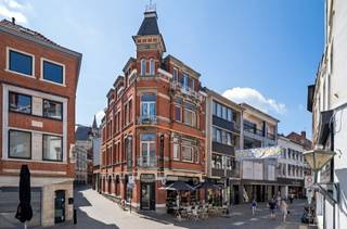 Bent u op zoek naar een appartement met potentieel op een centrale ligging in Aalst? Dan is dit appartement op de eerste verdieping zeker...
