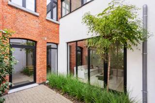 Project Marnix is een kleinschalig en eigentijds nieuwbouwproject in de Lambermontstraat, met vijf luxueuze appartementen aan de voorzijde en drie stijlvolle stadswoningen aan de achterzijde. Van deze drie woningen is er momenteel nog één beschikbaar. Hier woont u aan de voet van de Marnixplaats, in het hart van ’t Zuid. Talrijke hotspots, zoals het KMSKA, sfeervolle restaurants en trendy cafés, bevinden zich op wandelafstand. Dankzij de vlotte verbinding met het stadscentrum en de belangrijkste invalswegen combineert u hier stedelijke levendigheid met optimaal wooncomfort en bereikbaarheid.<br /><br />Deze woning combineert hedendaags wooncomfort met een aangename, rustige sfeer. Dankzij het BEN-label geniet u van een energiezuinige woning, afgewerkt met kwalitatieve materialen en met oog voor zowel esthetiek als functionaliteit.<br />Op het gelijkvloers bevindt zich een lichtrijke leefruimte met open keuken. De keuken werd ontworpen met bijzonder veel aandacht voor gebruiksgemak en beschikt over heel wat praktische opbergruimte. Aansluitend is er een aparte berging, ideaal voor extra voorraad en uitgerust met aansluitingen voor wasmachine en droogkast.<br /><br />Op de eerste verdieping bevindt zich de masterbedroom, die ook voldoende ruimte biedt voor een dressing. Vanuit de slaapkamer heeft u rechtstreeks toegang tot het ruime terras, een aangename plek om in alle rust te genieten van de buitenlucht. Daarnaast beschikt de verdieping over een tweede volwaardige slaapkamer, waardoor de woning zich uitstekend leent als gezinswoning of als comfortabele stadswoning voor wie extra ruimte waardeert. De stijlvolle badkamer vormt een harmonieus geheel met de hedendaagse uitstraling van de woning en is uitgerust met een dubbele wastafel en een ruime inloopdouche. <br /><br />Bewoners kunnen bovendien gebruikmaken van een gemeenschappelijke fietsenberging. Wie extra bergruimte wenst, heeft de mogelijkheid om een private kelderberging aan te kopen.<br /><br />Aankoop onder registratiestelsel.<br /><br />Interesse?<br />Contacteer LISTED voor een bezoek: +32 3 283 51 51.