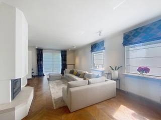 Plan je afspraak in via www.living-stone.beDeze uitzonderlijke woning omvat op de gelijkvloerse verdieping een imposante inkomhal met gastentoilet,...