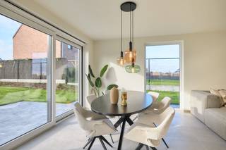 2 (nog te bouwen) nieuwbouwwoningen (reeds 1 verkocht), elk met een moderne architectuur en hoogwaardige afwerking. Deze woningen combineren esthetiek en functionaliteit, met ruime en lichtrijke leefruimtes die uitnodigen tot gezellig samenzijn. De open keuken is volledig uitgerust met kwaliteitsvolle toestellen, en de aansluitende woonkamer biedt toegang tot de zonnige tuin, ideaal voor ontspanning.<br /><br />Elke woning beschikt over drie ruime slaapkamers, een stijlvol afgewerkte badkamer, en een extra berging op het gelijkvloers. <br /><br />Met oog voor energie-efficiëntie zijn de woningen voorzien van vloerverwarming en uitstekende isolatie, wat niet alleen het wooncomfort verhoogt, maar ook zorgt voor lage energiekosten.<br /><br />