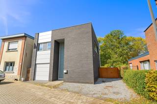 Luxueuze, moderne woning (bj. 2014) gelegen te Wommelgem centrum op wandelafstand van winkels, bestaande uit: inkomhal met apart toilet en...