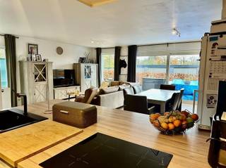 Gelijkvloers, recent appartement van 104m² met aparte ingang met  2 slaapkamers. INDELING Het appartement, gelegen in een kleinschalige residentie...