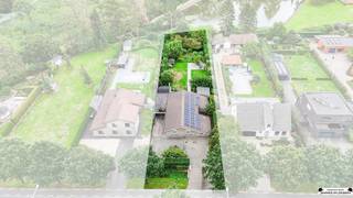 <p>Unieke laagbouwwoning met 4 slaapkamers op een royaal perceel van 1.452 m²</p><p>Deze ruime en praktische laagbouwwoning combineert comfortabel gelijkvloers wonen met een uitzonderlijk groot perceel van 1.452 m².<br />Via de inkomhal bereikt u de ruime leefruimte met een gezellig zitgedeelte en houtkachel. De keuken werd geplaatst door Vermeiren Keukens. Deze is volledig uitgerust met spoeltafel, vaatwasser, ijskast, diepvriezer, combi-oven, inductiekookplaat en cooker-kraan. Vanuit zowel de keuken als de leefruimte is er rechtstreeks toegang tot de tuin.</p><p>Aansluitend aan de keuken bevindt zich de praktische achterinkom met aansluitingen voor wasmachine en droogkast.</p><p>Het nachtgedeelte beschikt over 4 volwaardige slaapkamers (ca. 9,5m² , ca 16m² , ca 13,5m² en ca 16m²) . De badkamer werd dit jaar vernieuwd en is uitgerust met een ruime inloopdouche met antisliplaag, groot lavabomeubel, toilet, handdoekdroger en heel wat opbergruimte. In de inkomhal bevindt zich bovendien een extra apart toilet.</p><p>Bijzonderheden:<br />- Verwarming elektrisch dmv plafondpanelen.<br />- 40 zonnepanelen en 1 zonnecollector (2019), gecombineerd met een terugdraaiende teller. <br />- Rolluiken <br />- Dak behandeld tegen schimmel en poreusheid.<br />-  EPC-label D - geen renovatie verplichting<br /> </p>