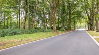 In een rustige en groene Baron Delbekelaan, midden in een exclusieve wijk te Schilde, bieden we een prachtige bouwgrond van 2.763 m² aan. De royale...