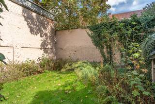 <strong>Charmante stadswoning met garage en tuin op 248 m²</strong><br /><br />De woning is <strong>gunstig gelegen</strong> in het hart van Turnhout, in de onmiddellijke omgeving van winkels, scholen, openbaar vervoer, de Warande enz. Met een vlotte bereikbaarheid naar de Ring en autostrade. <br /><br />Deze<strong> bijzondere woning</strong> is vergund als <strong>twee wooneenheden</strong> en beschikt over twee aparte meters voor gas, elektriciteit en water.<br /><br />De charmante gevel herbergt een mooie open inkomhal met authentieke elementen. Van hieruit zijn de twee verschillende entiteiten te bereiken.<br /><br />Op het gelijkvloers vinden we een gezellige leefruimte op een mooie parketvloer met open keuken. Deze keuken is ingericht met gasvuur, dampkap, koelkast en heel wat kastruimte. Aansluitend hieraan een lichte veranda met zicht op de tuin. Verder op het gelijkvloers een slaapkamer met ensuite badkamer en berging. Door de slimme patio trek je extra licht binnen. Op de eerste verdieping hiervan een grote slaapkamer van 18 m² en een extra ruimte met toilet en wastafel. <br /><br />Op de eerste verdieping vinden we ook het tweede woongedeelte wat bestaat uit twee grote ruimtes die kunnen ingericht worden als leefkamer en eetkamer of extra slaapkamer. Alsook een eenvoudige kitchenette en toilet. Op de tweede verdieping een zeer grote en lichte slaapkamer van 32 m² en eenvoudige badkamer met douche en wastafel. <br /><br />Verder een<strong> grote inpandige garage van </strong>+/- 22 m² . Alsook een grote droge kelder onder de volledige woning. <br /><br />Achteraan de woning een <strong>zeer gezellige stadstuin met veel privacy en een tuinhuis.</strong><br /><br /><strong>De woning is te renoveren naar de huidige normen.</strong> (F label) <br /><br /><strong>Kortom een unieke stadswoning met heel wat mogelijkheden, garage en stadstuin! Geen auto nodig hier!</strong>