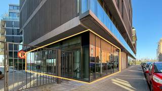 <p>Dit commercieel gelijkvloers van ca 160 m² bevindt zich in de Timmerwerfstraat op het Zuid en maakt deel uit van de standingvolle residentie "Hoopnatie". De Timmerwerfstraat is de verbindingsstraat tussen de vernieuwde Scheldekaaien en de Waalsekaai met het gloednieuwe "Zuidpark".</p>
<p>Dankzij de centrale ligging is dit de perfecte uitvalsbasis: vlakbij de Scheldekaaien, Leien, Singel en Ring waardoor een vlotte bereikbaarheid gegarandeerd wordt. Parkeermogelijkheden zijn voorzien in de nabijgelegen parkings "Steendok" en "Kooldok". <br />Diverse gezellige restaurants en cafeetjes in de buurt zorgen bovendien voor een ideale omgeving.</p>
<p>De ruimte onderscheidt zich door haar moderne uitstraling en aangename, natuurlijke lichtinval dankzij de grote raampartijen langs drie zijden van het pand. Dit zorgt voor een open en uitnodigende sfeer wat resulteert in een ideale werkomgeving.</p>
<p>Het interieur is hoogwaardig afgewerkt met een warme tegelvloer en schrijnwerk op maat voor een stijlvolle en professionele indruk.</p>
<p>Kitchenette en sanitair zijn eveneens voorzien.</p>
<p>Deze commerciële ruimte is uiterst polyvalent en biedt tal van mogelijkheden naar inrichting en invulling toe.</p>
<p>Het pand is momenteel stabiel verhuurd.</p>