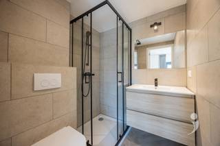<p><span>Ontdek deze moderne studentenkamer in een kwalitatief vernieuwbouwproject, gelegen aan de Vaartstraat in het hartje van Leuven. Het gebouw werd volledig vernieuwd met duurzame materialen en voldoet aan de hedendaagse normen inzake comfort en energiezuinigheid.</span></p><p><span>De kamer ligt op de 1ste verdieping en is uitgerust met een energiezuinige lucht-lucht warmtepomp voor verwarming in de winter en airco in de zomer. Ze wordt volledig bemeubeld verkocht en beschikt over een hoogslaper (140 cm), bureau met stoel, ingebouwde kleerkasten, gordijnen en een praktisch ontbijtblok met magnetron en koelkast. Daarnaast heeft de kamer een eigen douche in de kamer. In het gebouw is een volledig uitgeruste gemeenschappelijke keuken aanwezig. Ook is er een gezellig stadstuintje met terras, ideaal om even te ontspannen.</span></p><p><span>Dankzij de centrale ligging bevinden campussen, winkels en horeca zich op wandelafstand, een ideale uitvalsbasis voor studenten én een interessante investering.</span></p><p><span>De kamer wordt bovendien gedurende 3 jaar professioneel beheerd door het Team Rentmeester van Immo Livit. Deze service is inbegrepen in de vraagprijs, zodat u zorgeloos kunt investeren. De foto's zijn afkomstig van referentiepanden en dienen ter illustratie van de afwerkingsgraad en sfeer.</span></p><p><span> </span></p><p><span>Oplevering voorzien 15/08/2026, beschikbaar voor aankomend academiejaar! </span></p><p><span>Interesse? Contacteer ons via 016 15 31 15 of info@immolivit.be</span></p><p><span> </span></p>