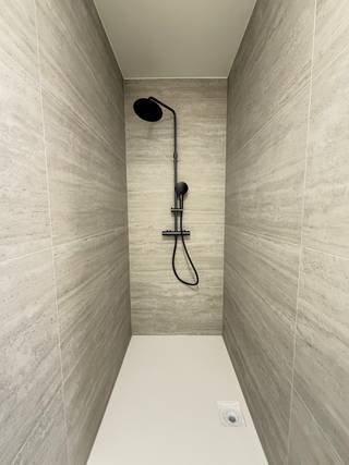 <br />Wonen in de best bereikbare gemeente van Limburg én pal in het vernieuwde groene centrum van Lummen? Dat doe je in residentie Klaver!<br /><br />Deze stijlvolle penthouse biedt 130,67m² bruto bewoonbare oppervlakte en heeft onder andere deze troeven:<br />+ Toplocatie in Lummen<br />+ Zeer ruim terras van 46,69m²<br />+ Zeer energiezuinig met zonnepanelen, warmtepomp en ventilatiesysteem D<br />+ Kwalitatieve afwerking<br />+ Veel lichtinval dankzij de grote raampartijen<br />+ Parking en kelderberging<br /><br />Verkoopprijs: € 590.000<br /><strong>All-in prijs 6% met parking en kelderberging: € 675.000<br />All-in prijs 21% met parking en kelderberging: € 750.000</strong><br /><br />Wil je dit luxueus appartement graag eens met eigen ogen zien? Neem contact op met Vestio via 011 800 000 of info@vestio.com voor een bezoekje.