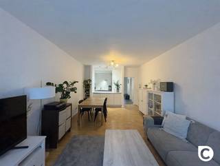 <p><span>2-slaapkamerappartement met tuin!</span><span><br />Dit instapklare appartement op het gelijkvloers van een kleinschalig gebouw zonder lift is rustig gelegen en geniet van een uitstekende, centrale ligging. U bevindt zich op korte afstand van lokale winkels, openbaar vervoer, scholen en sportfaciliteiten. De ideale combinatie van comfortabel wonen en een vlotte bereikbaarheid.</span></p><p><span>Inkomhal</span><span><br />Via de verzorgde inkomhal betreedt u het appartement. De hal is uitgerust met een parlofoon, een praktische ingemaakte vestiairekast en biedt toegang tot het aparte toilet.</span></p><p><span>Leefruimte &amp; keuken</span><span><br />De lichtrijke leefruimte geniet dankzij de grote raampartijen aan de voorzijde van het gebouw van een aangename natuurlijke lichtinval, wat zorgt voor een ruimtelijk en warm gevoel.<br />De half open keuken is volledig uitgerust met een ingebouwde oven, koelkast, vaatwasser en keramische kookplaat. Bovendien beschikt ze over voldoende werk- en opbergruimte, ideaal voor wie graag kookt.</span></p><p><span>Slaapkamers, badkamer &amp; berging</span><span><br />Aan de rustige achterzijde van het appartement bevinden zich de twee slaapkamers, waardoor u optimaal geniet van rust en privacy.<br />Vanuit één van de slaapkamers heeft u toegang tot de tuin.<br />De badkamer is uitgerust met een douche een handdoekradiator en een dubbele lavabo met stijlvol badkamermeubel en spiegelkast.<br />Verder beschikt het appartement over een praktische berging met aansluiting voor een wasmachine.</span></p><p><span>Tuin &amp; kelder</span><span><br />De ruime tuin is gunstig georiënteerd op het zuidwesten en biedt een rustige, private buitenruimte waar u volop kunt genieten van de namiddag- en avondzon. Ook is er een privatieve kelder voorzien van 5m².</span></p><p><span>Huurprijs en maandelijkse kosten:</span></p><p><span>Huurprijs: €990/maand <br />Provisiekosten €40/maand (minuterie en onderhoud gemene delen).</span></p><p><span>Beschikbaar: 01/01/2027</span></p><p><span> </span></p><p><span>Extra troeven:</span></p><p><span>- Toplocatie</span></p><p><span>- Tuin</span></p><p><span>- Individuele meters</span></p><p><span>- Lage maandelijkse kosten</span></p><p><span>- EPC B</span></p><p><span> </span></p>
