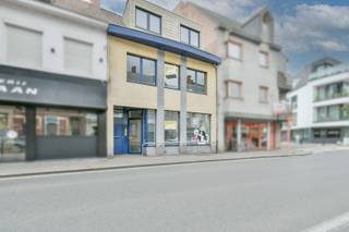 Welkom in deze uitstekend gelegen handelszaak met bijhorend appartement in het bruisende Torhout. De ideale locatie om uw zaak op te starten!...