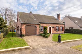 <strong>In een rustige, doodlopende straat nabij het Turnhouts Stadspark bevindt zich deze vrijstaande woning met momenteel 2 à 3 (slaap)kamers, een inpandige garage en een ruime zolder over de volledige verdieping. Deze zolder biedt uitstekende mogelijkheden voor het creëren van meerdere bijkomende kamers, waardoor de woning tal van indelingsmogelijkheden biedt.<br />Het geheel is gelegen op een mooi perceel van ca. 800 m², ideaal georiënteerd op het zuidoosten. Bovendien beschikt de woning over een gunstige EPC-score van 274 kWh/m²/jaar, goed voor een C-label.<br /><br /></strong><span>Indeling:</span> Via de inkomhal, die voldoende ruimte biedt voor een vestiairekast, heeft u toegang tot zowel het nachtgedeelte als de leefruimte. De woonkamer is voorzien van een gezellige houtkachel. Aansluitend bevindt zich de keuken, voorzien van een dubbele spoelbak, keramisch kookvuur (Bosch), koelkast en diepvries. Vanuit de keuken bereikt u de veranda, die een mooi zicht biedt op de tuin. Naast de veranda ligt een ruime en praktische berging/wasplaats met aansluitingen voor wasapparatuur.<br /><br />Via de berging is er toegang tot een grote zolder, die tal van mogelijkheden biedt voor uitbreiding of herinrichting. Daarnaast bestaat de mogelijkheid om een vaste trap te voorzien vanuit het nachtgedeelte, wat het creëren van extra kamers of een hobbyruimte vergemakkelijkt.<br /><br />Het nachtgedeelte omvat twee slaapkamers, waarvan één met ingemaakte kast, een badkamer met douche in bad en enkele wastafel, en een apart toilet.<br /><br />Verder beschikt de woning over een inpandige garage met automatische poort en smeerput.<br /><br /><span>Buitengebeuren:</span> De volledig omheinde, zuidoostgericht tuin biedt veel privacy en beschikt over een ruim bijgebouw/werkhuis met aansluitend een praktische tuinberging.<br /><br /><span>Bijzonderheden:<br /></span>- Centrale verwarming op aardgas, d.m.v. radiatoren<br />- Tegelpannen en dakisolatie (2018)<br />- Badkamer recent vernieuwd (2020)<br />- EPC-score van 274 Kwh/m²/j (C-label)<br />- Asbestveilig (maar niet asbestvrij)<br /><br />Bekijk deze woning via onze virtual tour: https://tour.giraffe360.com/628992d2bc29440684c879dcc2b557f0