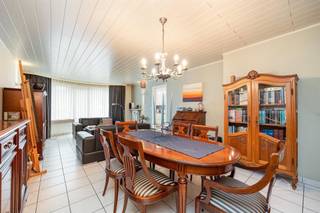 <p><span>Lichtrijk en instapklaar 2-slaapkamerappartement met EPC B</span></p><p><span> </span></p><p><span>Op een centrale ligging aan de Overwinningsstraat in Willebroek bevindt zich dit ruime, lichtrijke en instapklare appartement.</span></p><p><span> </span></p><p><span>Het appartement beschikt over 2 volwaardige slaapkamers, een terras en een bijzonder ruime leefruimte. De woonkamer met eetplaats vormt een aangenaam geheel met grote raampartijen die zorgen voor veel natuurlijke lichtinval. Dankzij de praktische indeling is er voldoende ruimte voor zowel een comfortabele zithoek als een ruime eettafel. Aansluitend bevindt zich de afzonderlijke, ingerichte keuken, voorzien van voldoende kastruimte, een ruim werkblad, een kookplaat en een dampkap. Daarnaast beschikt het appartement over een praktische berging/wasplaats met aansluiting voor een wasmachine. Verder zijn er 2 volwaardige slaapkamers, waarvan één rechtstreekse toegang biedt tot het terras. De verzorgde badkamer is uitgerust met een ligbad met douchemogelijkheid, een glazen douchescherm en een wastafelmeubel met spiegelkast.</span></p><p><span> </span></p><p><span>Het appartement is voorzien van centrale verwarming op gas en dubbele beglazing met thermisch onderbroken metalen raamprofielen. Met een gunstig EPC-label B (126 kWh/m² jaar) geniet het appartement bovendien van een goede energieprestatie. Een bijkomende troef is de afzonderlijke berging op het gelijkvloers, ideaal voor het stallen van fietsen en het opbergen van extra materiaal. Dankzij de centrale ligging in Willebroek bevinden winkels, scholen, horeca en openbaar vervoer zich in de nabije omgeving. Ook de omliggende gemeenten en belangrijke verbindingswegen zijn vlot bereikbaar.</span></p><p><span> </span></p><p><span>INDELING:</span></p><ul><li><span>Inkomhal</span></li><li><span>Ruime woonkamer met eetplaats</span></li><li><span>Afzonderlijke, ingerichte keuken</span></li><li><span>2 volwaardige slaapkamers</span></li><li><span>Badkamer met ligbad, douchevoorziening en wastafelmeubel</span></li><li><span>Praktische berging/wasplaats</span></li><li><span>Terras</span></li><li><span>Afzonderlijke berging op het gelijkvloers</span></li></ul><p><span> </span></p><p><span>TROEVEN:</span></p><ul><li><span>2 volwaardige slaapkamers</span></li><li><span>Ruime en lichtrijke leefruimte</span></li><li><span>Terras bereikbaar vanuit een slaapkamer</span></li><li><span>Verzorgde, ingerichte keuken</span></li><li><span>Badkamer met bad- en douchecombinatie</span></li><li><span>Praktische berging/wasplaats</span></li><li><span>Extra bergruimte voor fiets(en) en andere spullen op het gelijkvloers</span></li><li><span>Gunstig EPC-label B (126 kWh/m² jaar)</span></li></ul><p><span> </span></p><p><span>Bent u op zoek naar een lichtrijk en instapklaar 2-slaapkamerappartement met terras en EPC-label B, centraal gelegen in Willebroek? Contacteer ons voor meer informatie of een bezoek ter plaatse. </span></p><p><span>Gratis schatting van uw eigendom? Aarzel zeker niet om ons te contacteren.</span></p><p><span> </span></p><p><span>Robin Van den Bergh </span></p><p><span>robin@home4you.be</span></p><p><span>+32 468 23 19 79</span></p><p><span>7/7 bereikbaar</span></p>