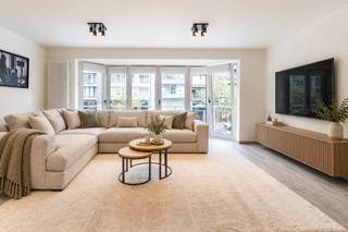 strong&gt;Knokke: Volledig gerenoveerd 2-slaapkamerappartement te koop met topligging aan de Lippenslaan.<br /><br />In het centrum van Knokke bevindt zich dit volledig gerenoveerde en perfect instapklare appartement, gelegen in de Gulden-Vliesstraat 6 en met de leefruimtes die uitgeven op de Lippenslaan. Een ideale combinatie van een centrale ligging, hedendaags comfort en een kwalitatieve afwerking. Ook de Zeedijk en het strand zijn vlot bereikbaar.<br /><br /><strong>Indeling: </strong><br />Inkomhal, apart toilet, ruime en lichtrijke leefruimte, volledig uitgeruste open keuken met hoogwaardige materialen, praktische berging, stijlvolle badkamer met ligbad én inloopdouche, 2 volwaardige slaapkamers.<br /><br /><strong>Troeven: </strong>
<ul><li>Perfect instapklaar met hedendaagse en stijlvolle afwerking.</li><li>Topligging nabij winkels, restaurants, supermarkten.</li><li>Op wandelafstand van het strand.</li><li>Bovengrondse fietsenberging en een ruime privatieve kelderberging.</li><li>EPC-label A en elektriciteit is conform</li></ul>
Meer informatie? Contacteer Ayita op 0496 13 43 12 of via ayita@eraservimo.be
