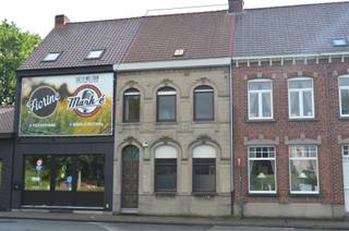 Deze woning biedt heel wat mogelijkheden voor wie op zoek is naar een renovatieproject met potentieel, op een uiterst centrale ligging vlakbij Kortrijk.<br /><br />Indeling als volgt:<br />Je komt binnen via de gezellige inkomhal, die toegang biedt tot de kelder, ideaal als extra bergruimte. Verder vind je er de keuken, een lichtrijke leefruimte, een badkamer uitgerust met een combi bad/douche, een apart toilet en een praktische berging.<br /><br />De eerste verdieping omvat 2 ruime slaapkamers. Daarnaast beschikt de woning over een volledig geïsoleerde zolder met vaste trap, die bijkomende mogelijkheden biedt.<br /><br />Achteraan geniet je van een onderhoudsvriendelijke tuin waar je in alle rust kan ontspannen.<br /><br />De woning dient gerenoveerd te worden, maar biedt hierdoor de ideale kans om alles naar eigen smaak en wensen in te richten.<br /><br />Onze ref. DEV5231<br />Stedenbouwkundige info in aanvraag