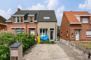 Woning in doodlopende straat met 2 slk, 2 badk en tuin op een perceel van 379 m².SPECIFIEKE KENMERKEN: * Volledig gestript en gerenoveerd in 2010 *...