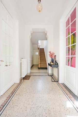 Ontdek deze charmante herenwoning in Brasschaat, gelegen in een rustige en private omgeving, omgeven door een prachtige tuin waar het...