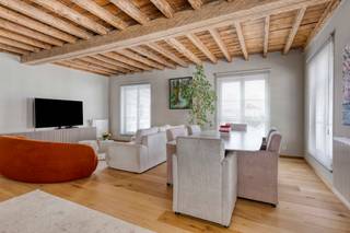 Mechelen: Karaktervol duplex appartement, stijlvol gerenoveerd en gelegen op toplocatieIn een beschermd 19de-eeuws pand aan het charmante Kardinaal...