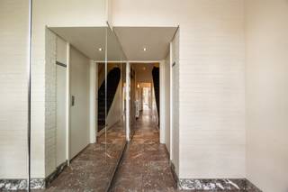 <p>Gelegen tussen het <strong>Boelaerpark</strong> en het <strong>Boekenbergpark</strong>, biedt deze <strong>karaktervolle woning</strong> van <strong>323 m²</strong> bewoonbare oppervlakte en een <strong>zonnige tuin van 200 m²</strong> enorm veel <strong>potentieel</strong>. De <strong>flexibele indeling</strong> maakt het mogelijk om <strong>7 slaapkamers</strong> of een combinatie van <strong>5-6 slaapkamers met praktijkruimte</strong> te creëren, ideaal voor <strong>thuiswerken</strong>, <strong>kangoeroewonen</strong> of het inrichten van een <strong>praktijk aan huis</strong>.</p><p>Wat deze woning echt bijzonder maakt, zijn de <strong>ruime kamers</strong>. Elke kamer biedt een <strong>prachtig uitzicht</strong>, hetzij op het <strong>Boekenbergpark</strong>, hetzij op het <strong>Boelaerpark</strong> in de verte. De woning ademt <strong>authenticiteit</strong> door originele elementen zoals <strong>prachtig parket</strong>, <strong>hoge plafonds</strong> en <strong>royale ruimtes</strong>, maar biedt tegelijkertijd de mogelijkheid om te <strong>moderniseren</strong>. De <strong>ruime leefruimte van 50 m²</strong> met <strong>open haard</strong> en de <strong>grote keuken</strong> met uitzicht op het terras en de tuin vormen het hart van het huis.</p><p>Met een <strong>nieuw dak</strong> en <strong>volledige isolatie</strong> volgens de hedendaagse normen is deze woning klaar voor de toekomst. Met <strong>minimale investeringen</strong> kan je de woning snel omvormen tot een <strong>moderne woonruimte</strong> naar eigen smaak.</p><p><strong>Troeven</strong>:</p><ul><li><p><strong>Toplocatie</strong></p></li><li><p><strong>Geen renovatieplicht</strong>!</p></li><li><p><strong>Flexibele indeling</strong></p></li><li><p><strong>Praktijkruimte</strong></p></li><li><p><strong>Nieuw dak</strong></p></li><li><p><strong>Authentieke elementen</strong></p></li><li><p>Enkele <strong>slaapkamers van meer dan 20 m²</strong> met <strong>eigen badkamer</strong></p></li></ul><p>Dit is een <strong>zeldzame kans</strong> voor wie op zoek is naar een woning met <strong>karakter</strong>, <strong>praktijkruimte</strong>, <strong>onbeperkte mogelijkheden</strong> en een <strong>toplocatie</strong> in <strong>Deurne Zuid</strong>, tussen de twee parken in één van de meest gegeerde buurten van Antwerpen. <strong>Plan nu je bezoek!</strong></p>