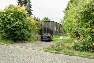 <span><span><strong>🏠 Ontdek je nieuwe thuis tijdens het weekend van de OPENKIJKDAGEN!<br />📅 Zondag 18 oktober ⏰ 10u tot 12u00. Inschrijven via referentienummer </strong></span></span><strong><span><span>4470771</span></span></strong><br /><br /><strong>UNIEK ONTWORPEN</strong>, vrijstaande woning met <strong>UITZONDERLIJKE LICHTINVAL</strong> en zuidwestgerichte tuin aan de <strong>RAND VAN BOS ‘T ENAME</strong>. Deze uitzonderlijke woning geniet van een <strong>GROENE, RUSTIGE LIGGING</strong> met een <strong>PRACHTIG WEIDS UITZICHT</strong> over de <strong>OMLIGGENDE VELDEN</strong>. Grote raampartijen en een <strong>INDRUKWEKKENDE VIDE</strong> geven de leefruimte een <strong>OPEN EN RUIMTELIJK KARAKTER</strong>, terwijl het overvloedige daglicht en de <strong>VERGEZICHTEN</strong> zorgen voor een <strong>STERKE VERBINDING TUSSEN BINNEN EN BUITEN</strong>. Het omliggende groen vormt <strong>DOORHEEN DE SEIZOENEN</strong> een steeds <strong>VERANDEREND DECOR</strong>. Op de verdieping bevindt zich een <strong>VEELZIJDIGE POLYVALENTE RUIMTE</strong>, aangevuld met <strong>DRIE RUIME, LICHTRIJKE SLAAPKAMERS</strong> en een badkamer met inloopdouche en ligbad. Ook buiten staat genieten centraal: de <strong>TUIN MET ZUIDWESTELIJKE ORIËNTATIE</strong> biedt rust, privacy en <strong>MOOIE ZONSONDERGANGEN</strong> met zicht over het landschap.<br /><br />Adres: Katteberg 136 te Ename (Oudenaarde)<br /><br />EPC-label A; P-score: D, G-score: D; Bestuursmaatregelen in maatregelenregister: neen.