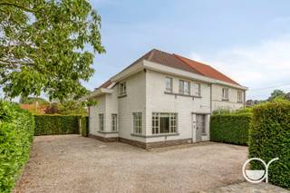 Deze charmante woning heeft heel veel troeven, goede ligging, veel lichtinval en een gezellige tuin (617 m²) met 2 terrassen. Op het gelijkvloers hebben we de inkom met vestiairekast en toilet. Op het gelijkvloers geven de lichtrijke living en keuken uit op het terras en de mooie tuin. Op de eerste verdieping zijn er twee ruime slaapkamers en een badkamer met dubbele lavabo, bad en toilet. Op de tweede verdieping is er ook nog een derde slaapkamer. Extra bergruimte hebben we nog in de grote tuinberging. De aangelegde tuin heeft heel veel charmes en is ook bereikbaar langs achteren. Door de 2 terrassen is er altijd wel een plaatse in de zon of schaduw te vinden. Plan je bezoek via https://wittepaalstraat41.rosseel.be of annick@rosseel.be 09/280.20.43