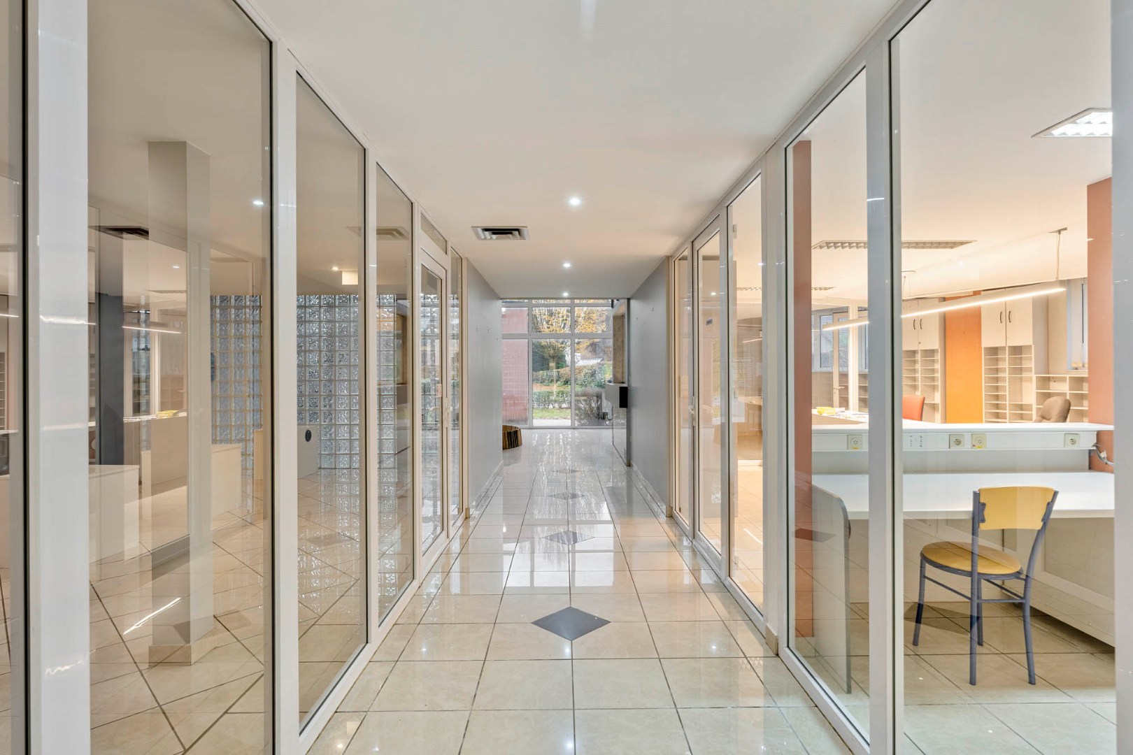 Bedrijfsgebouw met kantoren, magazijnen en woonst - groot 2580 m² - foto 5