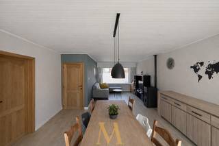 IIn een rustige straat nabij het centrum van Deerlijk vindt u deze bijzonder ruime woning die tal van mogelijkheden biedt voor wie comfortabel wil wonen met voldoende plaats voor het hele gezin. Bovendien geniet u hier van een vlotte verbinding naar de E17, ideaal voor woon-werkverkeer.<br /><br />Bij het binnenkomen valt meteen de ruime en lichtrijke leefruimte op. De grote raampartijen zorgen voor een aangename lichtinval en creëren een open, luchtige sfeer. De leefruimte sluit mooi aan op het terras en de zonnige tuin, waardoor binnen en buiten naadloos in elkaar overlopen – perfect om te ontspannen of gasten te ontvangen.  Een extra troef is de grote inpandige garage, die niet alleen plaats biedt voor een wagen maar ook voorzien is van een praktische wasruimte en extra bergruimte. Daarnaast beschikt de woning over een oprit met bijkomende parkeergelegenheid vooraan.<br /><br />Op de bovenverdieping bevinden zich vier volwaardige slaapkamers, elk met comfortabele afmetingen. Dit maakt de woning uitermate geschikt voor een gezin, maar biedt ook tal van mogelijkheden zoals een thuisbureau, hobbyruimte of logeerkamer. Eén van de kamers is uitgerust met ingebouwde kasten. De recent vernieuwde badkamer is praktisch ingericht met een inloopdouche, lavabo en toilet.<br /><br />Deze woning combineert ruimte, functionaliteit en potentieel op een rustige maar centrale locatie.<br /><br />Troeven van deze woning:
<ul>
	<li>Vier volwaardige slaapkamers</li>
	<li>Tal van mogelijkheden (bureau, hobbyruimte, logeerkamer)</li>
	<li>Grote inpandige garage met wasplaats en berging</li>
	<li>Oprit met extra parkeergelegenheid</li>
	<li>Zonnige tuin</li>
	<li>Conforme elektriciteit</li>
	<li>Rustige ligging vlak bij het centrum van Deerlijk</li>
	<li>Vlotte verbinding naar de E17</li>
</ul>
📞 Interesse of een bezoek plannen?<br />0498 44 78 00 of info@maximevanneste.be