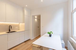 Achter deze karaktervolle gevel schuilt een smaakvol gerenoveerd appartement, gelegen op een toplocatie.<br /><br />Dit instapklare appartement met één slaapkamer bevindt zich op de tweede verdieping en biedt een prachtig uitzicht op het iconische Justitiepaleis. Je komt binnen in een leefruimte met parketvloer, waarna een charmant trapje je naar het toilet en de ruime, goed uitgeruste keuken leidt. De slaapkamer is voorzien van een kleine inloopdressing en grenst direct aan de comfortabele badkamer, waar ook aansluitingen voor wasmachine en droogkast zijn voorzien.<br /><br />Op wandelafstand vind je niet alleen het openbaar vervoer, maar ook een ruime keuze aan hippe restaurants, gezellige cafés en diverse winkels.<br /><br />Kom deze parel snel ontdekken als starterswoning, pied-à-terre of slimme investering!<br /><br /><strong>Indeling</strong><br />Leefruimte (21,3 m²).<br />Keuken (11,6 m²).<br />Douchekamer (11,0 m²).<br />Slaapkamer met inloopdressing (17,9 m²).<br /><br /><strong>Extra</strong><br />EPC: C.<br />Elektrische keuring: AREI-conform.<br />Aparte meters voor water, gas en elektriciteit.<br />Gemeenschappelijke kosten: 34 euro/maand (blokpolis en elektriciteit hal).<br />Vastgesteld bouwkundig erfgoed.<br /><br />(woongebied met een culturele, historische en/of esthetische waarde, vergunning, geen verkavelingsvergunning, voorkooprecht, geen rechterlijke herstelmaatregel of bestuurlijke maatregel opgelegd)