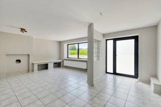 Deze zeer gezellige woning werd de voorbije jaren van A tot Z gerenoveerd en is zeer gunstig gelegen. Winkels, warenhuizen, scholen, openbaar vervoer en prachtige wandel- en fietsroutes bevinden zich op wandelafstand. De woonst werd als volgt ingedeeld: een ruime leefruimte, een handige bergruimte, een volledig ingerichte keuken, een wasplaats, 2 extra ruimtes, een volledig gerenoveerde badkamer, een veranda en een praktische garage.De nachthal op de eerste verdieping geeft toegang tot drie zeer ruime kamers. Men beschikt eveneens over een zonovergoten tuin met terras. TROEVEN : Asbestvrij | Elektriciteit conform | Instapklaar. Wenst u meer informatie of een bezoek? Stuur gerust een mail naar Affligem@immoaccenta.be