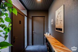 Residentieel gelegen modernistische laagbouwvilla met o.a. ruime leefruimte, ingerichte leefkeuken, 4 slaapkamers, 2 badkamers, bergruimte en...