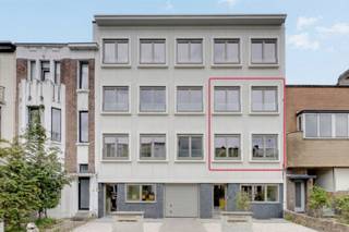 <p><strong>Interessante investeringsopportuniteit bestaande uit twee kwalitatief gerenoveerde appartementen in een kleinschalig gebouw dat in 2025 volledig werd gerenoveerd. Beide appartementen beschikken over een volwaardige slaapkamer aangevuld met een extra bureau-, dressing- of hobbyruimte. De brede leefruimtes zorgen voor een aangenaam gevoel van ruimte en veel natuurlijke lichtinval. Dankzij hun praktische indeling en hedendaagse afwerking spreken deze appartementen een ruim huurpubliek aan.</strong></p><p></p><p><strong>Gerenoveerd zoals het hoort</strong></p><p><br />Dit is geen snelle opfrissing, maar een grondige renovatie waarbij alles werd meegenomen. Dak, isolatie, technieken en afwerking werden zorgvuldig aangepakt met oog voor wooncomfort en energiezuinigheid. </p><p></p><p><strong>Keukens met karakter</strong></p><p><br />De keukens zijn volledig uitgerust en durven af te wijken van het standaardverhaal. Combi-microgolfoven, koelkast, inductiekookplaat en dampkap zijn allemaal aanwezig, afgewerkt in eigentijdse kleuren wat zorgt voor een speelse toets. Functioneel in gebruik, strak en fris in uitstraling. De badkamers sluiten mooi aan: Granito-tegelvloer, leuk betegelde douche én praktisch ingericht.</p><p></p><p><strong>Verhuurvriendelijke investering</strong></p><p></p><p>Elke woonentiteit beschikt over aparte nutsvoorzieningen en een privatieve kelderberging, wat zorgt voor een vlot en transparant beheer. De gemeenschappelijke kosten zijn dan ook zeer beperkt. In de kelder is aansluiting wasmachine en droogkast voorzien. Daarnaast is er een overdekte fietsenberging aanwezig. Achter het gebouw kunnen bovendien overdekte autostaanplaatsen afzonderlijk worden aangekocht. Bij een geschatte huurwaarde van <strong>€875 per appartement per maand</strong> bedraagt de potentiële huuropbrengst ongeveer €21.000 per jaar, wat overeenkomt met een bruto aanvangsrendement van circa 4,2% op de vraagprijs.</p><ul><li><p>EPC bus 101: 62 kWh/m²jaar</p></li><li><p>EPC bus 201: 102 kWh/m²jaar</p></li></ul>