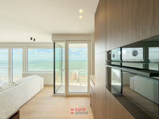 Un appartement qui parle vraiment à l'imagination ! Au 15ème étage de cet immeuble, vous profiterez d'une vue mer époustouflante, et il ne faut pas sous-estimer : une vue tout aussi spectaculaire sur les dunes et l'arrière-pays. Un panorama comme celui-ci ne se trouve pas tous les jours !<br /><br />Grâce aux 2 terrasses, vous pourrez profiter du soleil toute la journée, peu importe où vous êtes assis. De plus, l'appartement a été fini avec des matériaux d'une qualité exceptionnelle, avec une disposition ouverte et un choix de matériaux de bon goût qui lui donnent une véritable allure. Le hall d'entrée spacieux offre immédiatement une sensation de bienvenue dès votre arrivée.<br /><br />Avec 2 chambres à coucher complètes, une salle de bain séparée et une salle de douche attenante à la chambre principale, complété par 2 toilettes, cet appartement offre tout le confort que vous pouvez attendre d'un bien de ce niveau. Comme si cela ne suffisait pas, le hall d'entrée de l'immeuble lui-même a récemment été magnifiquement rénové, ce qui confirme immédiatement le standing de la résidence.<br /><br />Pratiquement, il y a enfin le local à vélos dans les parties communes, et ceux qui préfèrent venir en voiture peuvent acquérir un garage dans l'immeuble.<br /><br />En résumé : un appartement unique avec un emplacement et une finition inégalés. C'est un bien pour les amateurs – ne tardez donc pas et prenez rapidement rendez-vous pour une visite !<br /><br />EPC : 200.