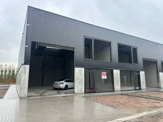 BEDRIJFSUNIT TE HUUR IN ELVERDINGE – 158 M² MET PARKINGS EN LAADKAAIOntdek deze recente bedrijfsunit van 158 m² in Elverdinge, ideaal voor opslag,...