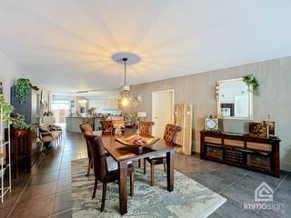 <strong>PLUSPUNTEN:</strong><br />+ bewoonbare oppervlakte: 156 m²<br />+ 2 slaapkamers (3 mogelijk)<br />+ gelijkvloers gelegen<br />+ zeer ruim appartement<br />+ gezellige stadstuin/terras<br />+ EPC B-label, asbestvrij<br />+ private autostaanplaats en berging<br />+ instapklaar<br />+ verhuurd dus direct rendement<br /><br /><strong>ALGEMEEN:</strong><br />Ontdek dit uitzonderlijk ruime gelijkvloerse appartement met een bewoonbare oppervlakte van maar liefst 156 m², ideaal gelegen in het hart van Hamont-Achel. Dankzij de centrale ligging bevinden winkels, horeca, scholen en openbaar vervoer zich op wandelafstand, terwijl u toch geniet van de rust en het comfort van een aangename woonomgeving.<br /><br />Bij het betreden van het appartement wordt u verwelkomd in een ruime inkomhal die toegang biedt tot de lichtrijke leefruimte. De royale woonkamer vormt samen met de open keuken het hart van de woning en biedt alle ruimte om gezellig te koken, tafelen en ontspannen. Aansluitend bevindt zich een extra zitplaats die perfect kan dienen als tv-hoek, leesruimte, speelkamer of thuisbureau.<br /><br />Verder beschikt het appartement over twee volwaardige slaapkamers, een comfortabele badkamer, een praktische wasplaats en een apart gastentoilet. Achteraan geniet u van een gezellige stadstuin waar u in alle privacy kunt ontspannen of gezellig kunt genieten van een zomerse avond.<br /><br />Met zijn doordachte indeling, royale ruimtes, energiezuinige EPC B-label en uitstekende ligging is dit appartement een ideale keuze voor wie op zoek is naar comfortabel en zorgeloos wonen in het centrum van Hamont-Achel. Een unieke opportuniteit die ruimte, licht en een toplocatie perfect weet te combineren.<br /><br /><strong>INDELING:</strong><br />+0: inkomhal, toilet, open leefruimte, keuken, extra zitplaats, nachthal, badkamer, wasplaats, 2 slaapkamers, stadstuin<br /><br /><strong>FINANCIERING:</strong><br />Een succesvolle vastgoedtransactie begint met een goede voorbereiding. Wij adviseren kandidaat-kopers om hun financiële mogelijkheden tijdig in kaart te brengen, zodat zij met de nodige zekerheid en vertrouwen kunnen handelen wanneer de juiste opportuniteit zich aandient.<br /><br /><strong>VERKOPEN OF VERHUREN MET EEN STRATEGISCHE AANPAK?</strong><br />Dankzij het vertrouwen van onze klanten en onze sterke marktpositie zijn wij voortdurend op zoek naar kwalitatieve eigendommen. Overweegt u te verkopen of te verhuren? Ontdek vrijblijvend onze persoonlijke aanpak en hoe wij uw eigendom optimaal positioneren om de juiste doelgroep te bereiken.<br /><br /><strong>ALS EERSTE OP DE HOOGTE VAN NIEUW AANBOD:</strong><br />De beste eigendommen worden vaak gevonden vóór ze breed beschikbaar zijn. Schrijf u vrijblijvend in via onze website en ontvang nieuw aanbod dat aansluit bij uw wensen en zoekcriteria.<br /><br /><strong>UW VASTGOED, ONZE EXPERTISE:</strong><br />Elke eigendom verdient een persoonlijke strategie. Met een combinatie van marktkennis, professionele presentatie, actieve klantenbenadering en een sterk netwerk begeleiden wij onze klanten naar een succesvol resultaat.<br /><br /><strong>PERSOONLIJKE SERVICE, PROFESSIONELE BEGELEIDING:</strong><br />Een vastgoedbeslissing vraagt een doordachte aanpak. Ons ervaren team staat klaar om u persoonlijk te adviseren en te begeleiden bij elke stap. Contacteer ons via +32 89 87 03 67 of via info@immosign-plus.be.