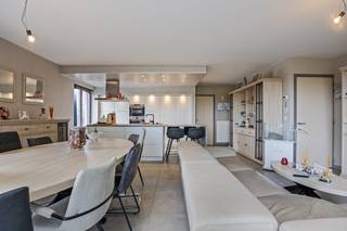 Cette maison de caractère, située le long de la Bruggesteenweg à Gits, bénéficie d'un terrain spacieux offrant une vue imprenable. Il y a un...