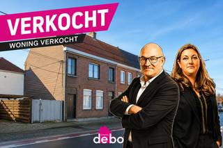 Deze hoekwoning op de baan Waregem-Nokere werd gebouwd in 1936 op een perfecte ligging met parkeerruimte voor de deur.<br />Er is een zijpoort naast de woning wat het interessant maakt om met fiets en/of andere zaken te passeren.<br />Bestaande uit: Inkomhal, leefruimte met toegang achteraan naar keuken, afzonderlijk toilet, badkamer en daarna terras en diepe tuin met tuinberging.<br />Op het 1ste verdiep zijn er 3 mooi afgewerkte ruimtes waarvan 2 grote slaapkamers en een 3de kamer mogelijks in te richten als badkamer (voor wie dit wenst).<br />De toegang naar de grote zolder gebeurt via een vaste trap en kan mits isoleren nog volledig afgewerkt worden naar extra kamer (s).<br />De woning vraagt wat opfrissing en kleine renovatie. Verwarming met kachels op stookolie.<br />Totale grondoppervlakte 313m², bewoonbare oppervlakte 113m². Geen overstromingsgebied (P-en G-score A). EPC 925kWh/m² - label F - UC3807620 (renovatieplicht binnen de 6 jaar na akte).
