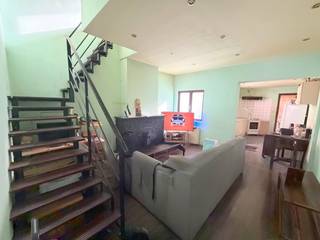 OP TE FRISSEN EIGENDOM MET BIJZONDERE INDELING<br />hal, zeer ruime voorplaats momenteel slaapkamer ,living met metalen trap naar ruimte = slaapkamer met een metalen trap naar mezzanine, + nog een aparte slaapkamer <br />verder op gelijkvloers keuken waar je in kan eten,vrij grote badkamer met ligbad   en klein terras<br />EPC 395