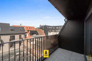 Ruim nieuwbouwappartement (92,44m2) gelegen op wandelstand van strand, openbaar vervoer en winkels. Kleine residentie die uitgeeft in de...