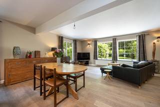 Zeer verzorgde woning met 5 à 6 slaapkamers, 2 badkamers en een polyvalente ruimte met aparte inkom, ideaal voor thuiskantoor of praktijkruimte...