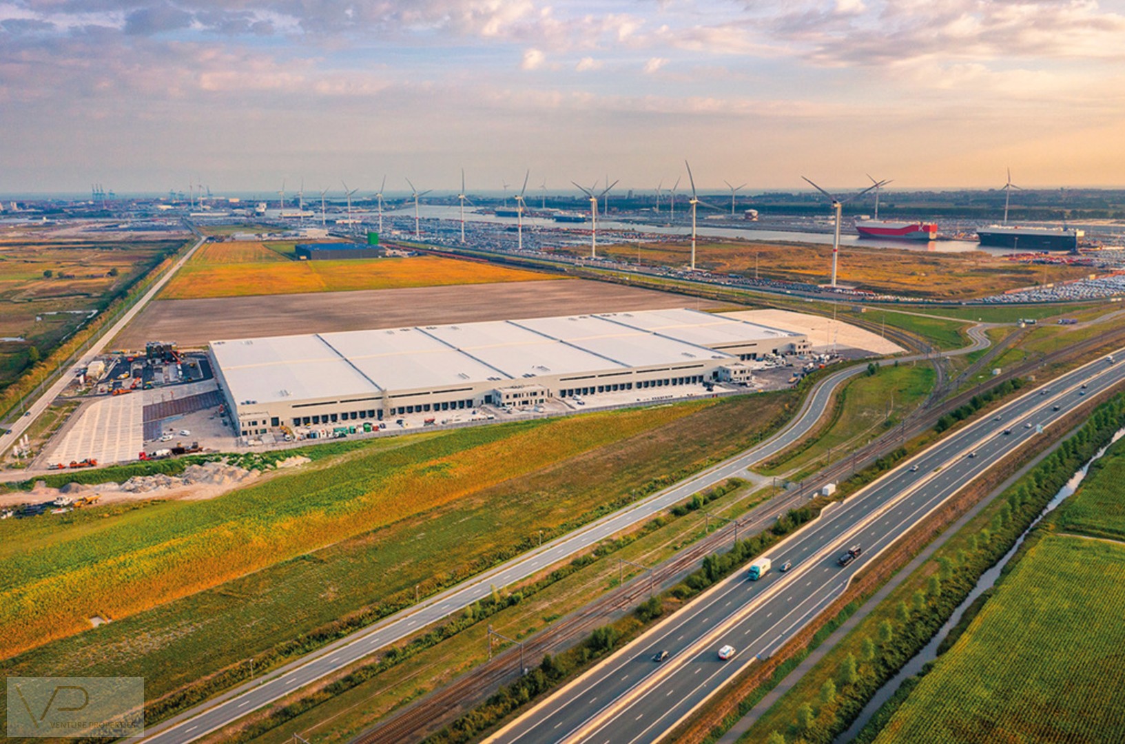 From 7,300 m2 of warehouse space with offices and outdoor storage - photo 4